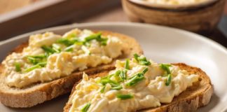 Намазка з оселедця та копченого сиру на тости